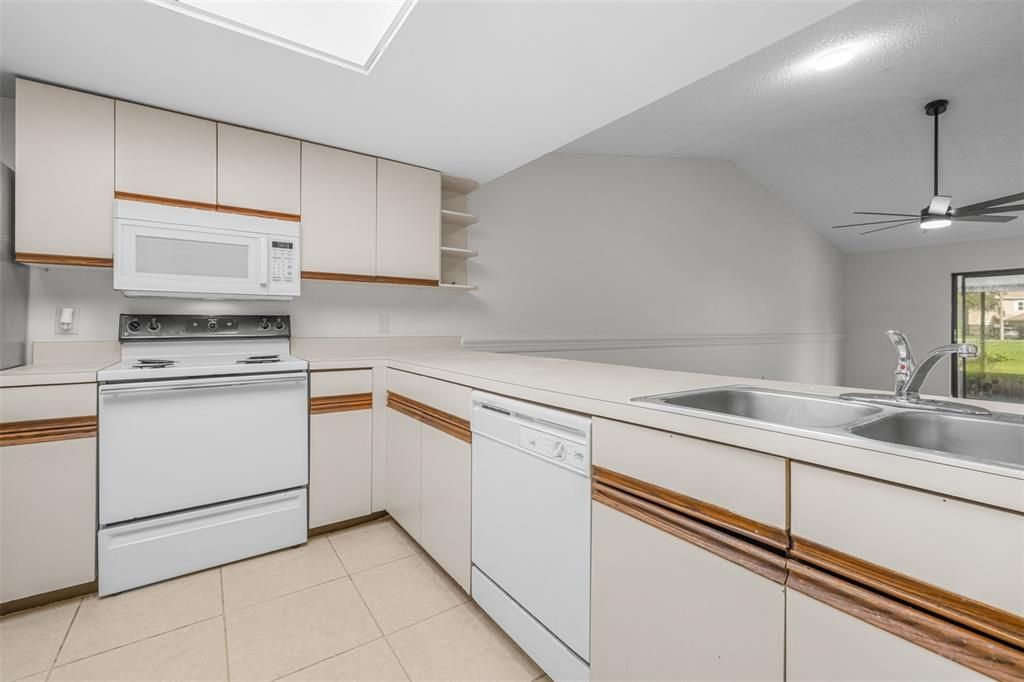 For Sale: $199,990 (2 beds, 2 baths, 1166 Square Feet)