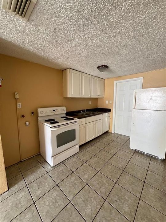 For Rent: $1,600 (3 beds, 1 baths, 1400 Square Feet)