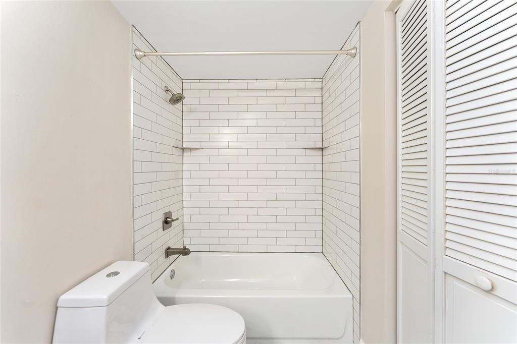 For Sale: $325,000 (2 beds, 2 baths, 1100 Square Feet)