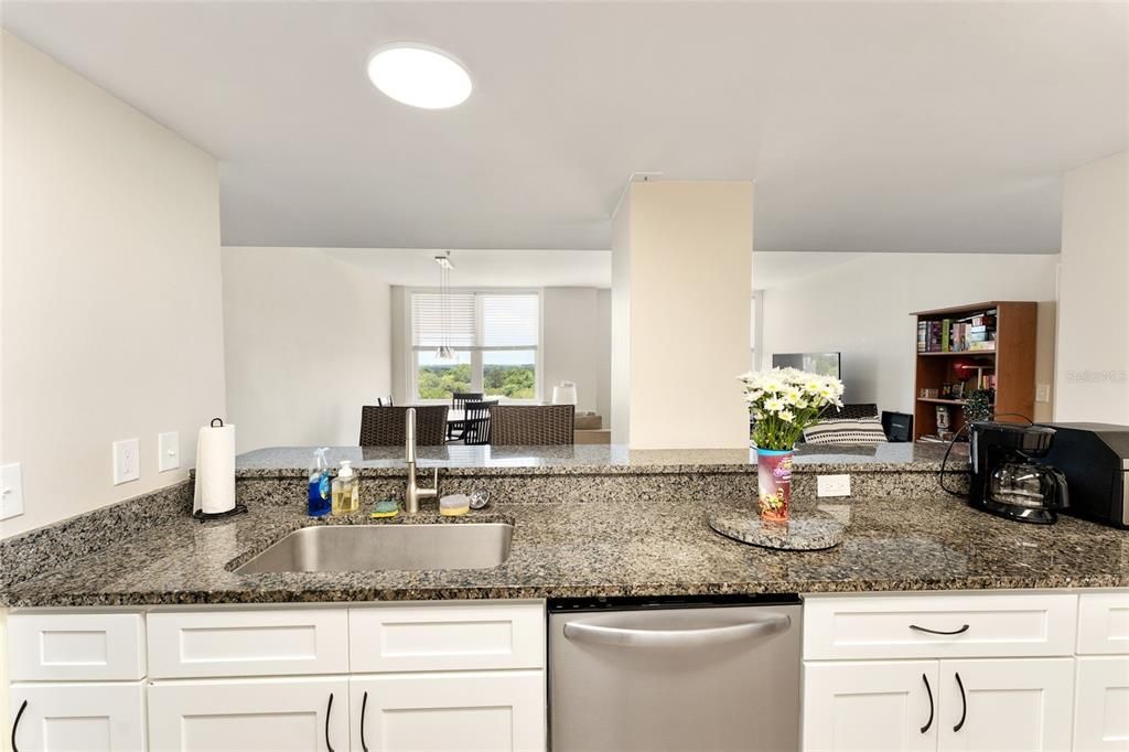 For Sale: $325,000 (2 beds, 2 baths, 1100 Square Feet)