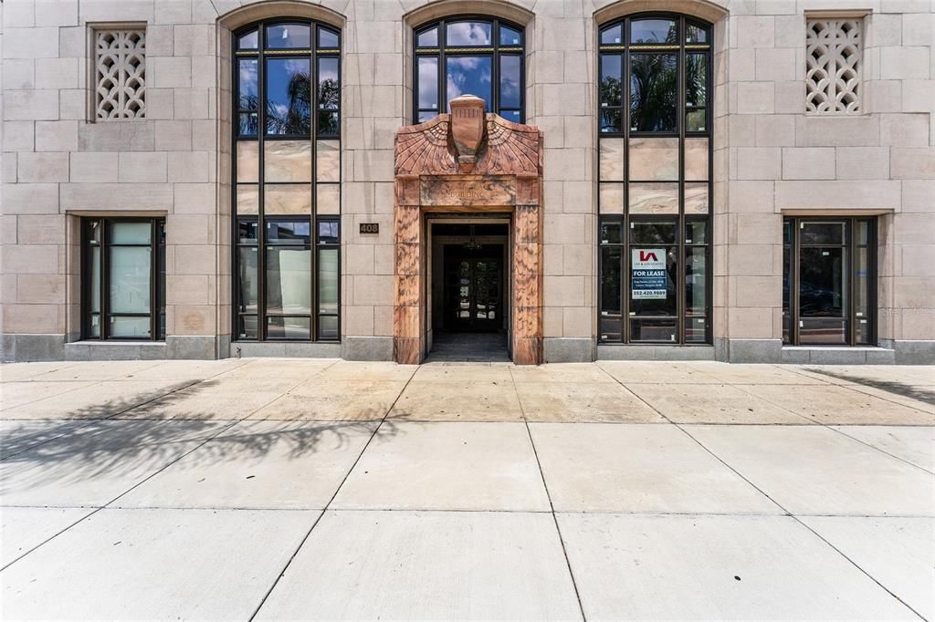 For Sale: $325,000 (2 beds, 2 baths, 1100 Square Feet)