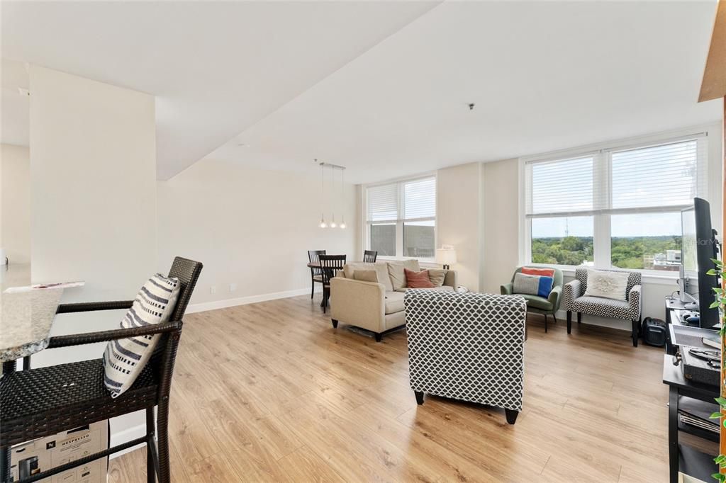 For Sale: $325,000 (2 beds, 2 baths, 1100 Square Feet)