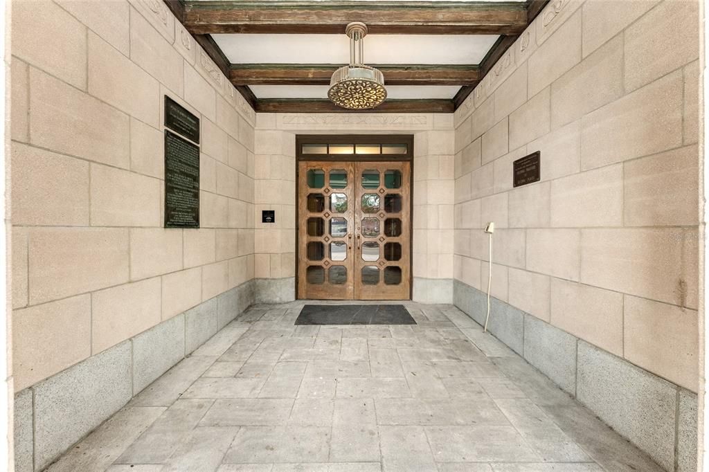 For Sale: $325,000 (2 beds, 2 baths, 1100 Square Feet)