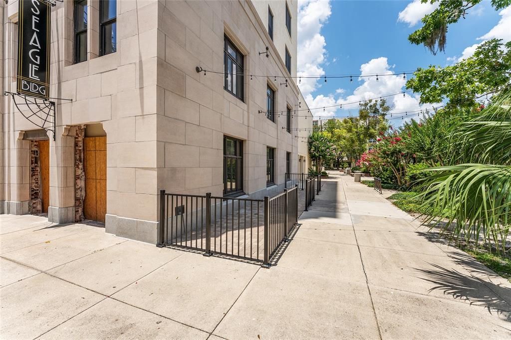 For Sale: $325,000 (2 beds, 2 baths, 1100 Square Feet)