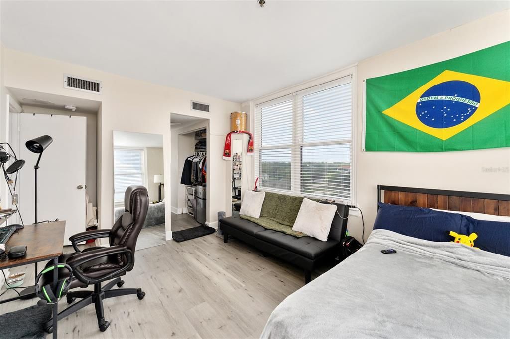 For Sale: $325,000 (2 beds, 2 baths, 1100 Square Feet)