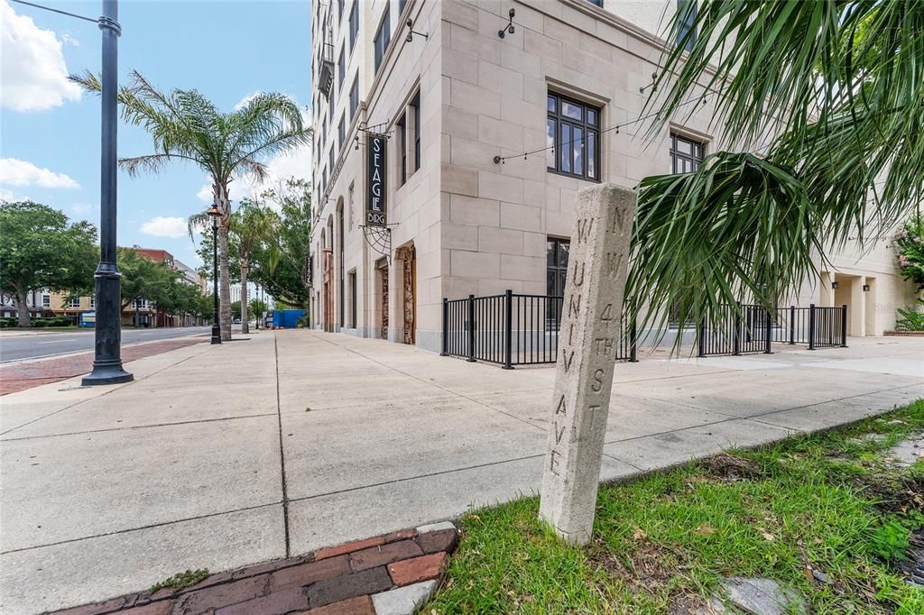 For Sale: $325,000 (2 beds, 2 baths, 1100 Square Feet)