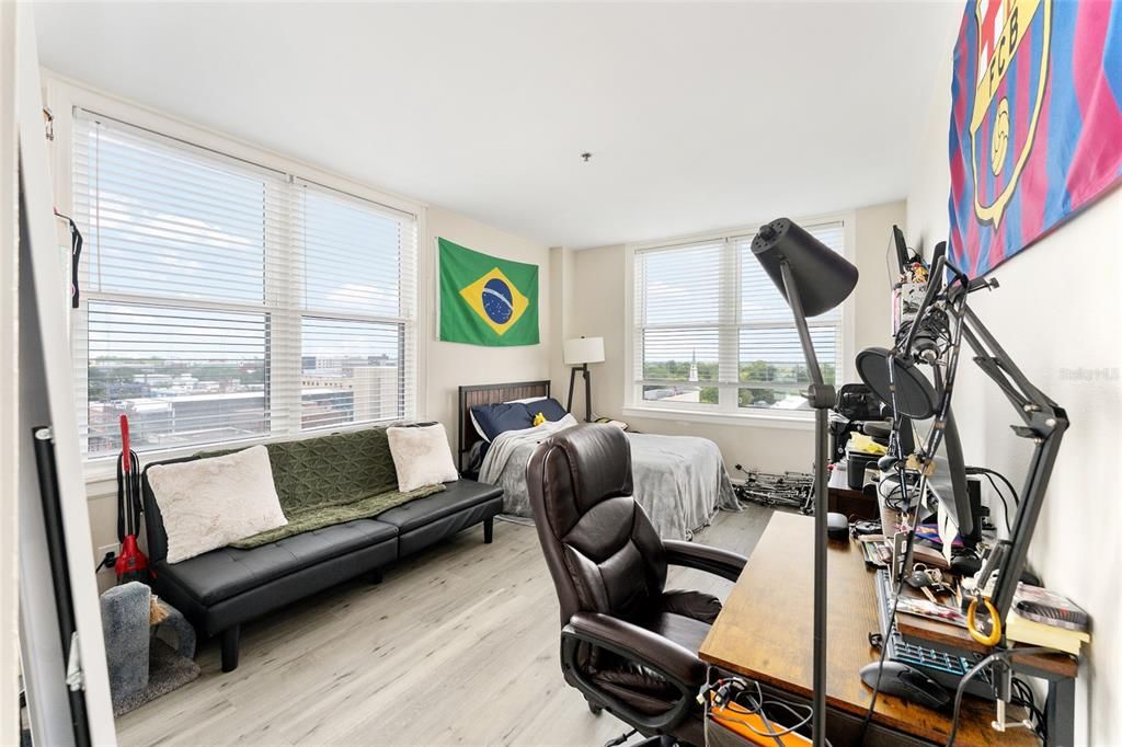 For Sale: $325,000 (2 beds, 2 baths, 1100 Square Feet)