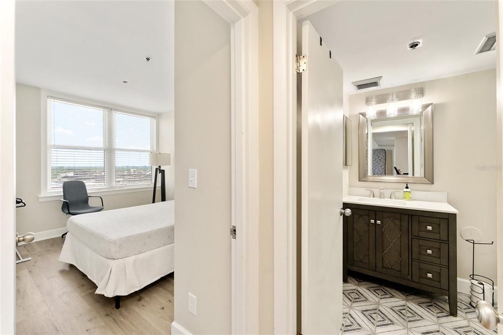 For Sale: $325,000 (2 beds, 2 baths, 1100 Square Feet)