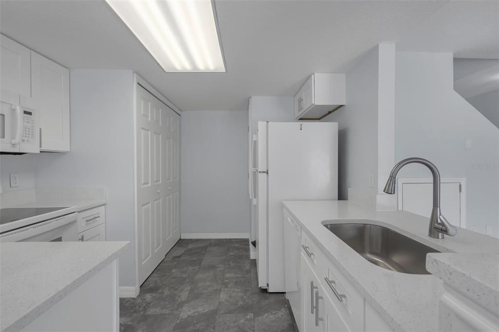 For Sale: $305,000 (3 beds, 3 baths, 1811 Square Feet)