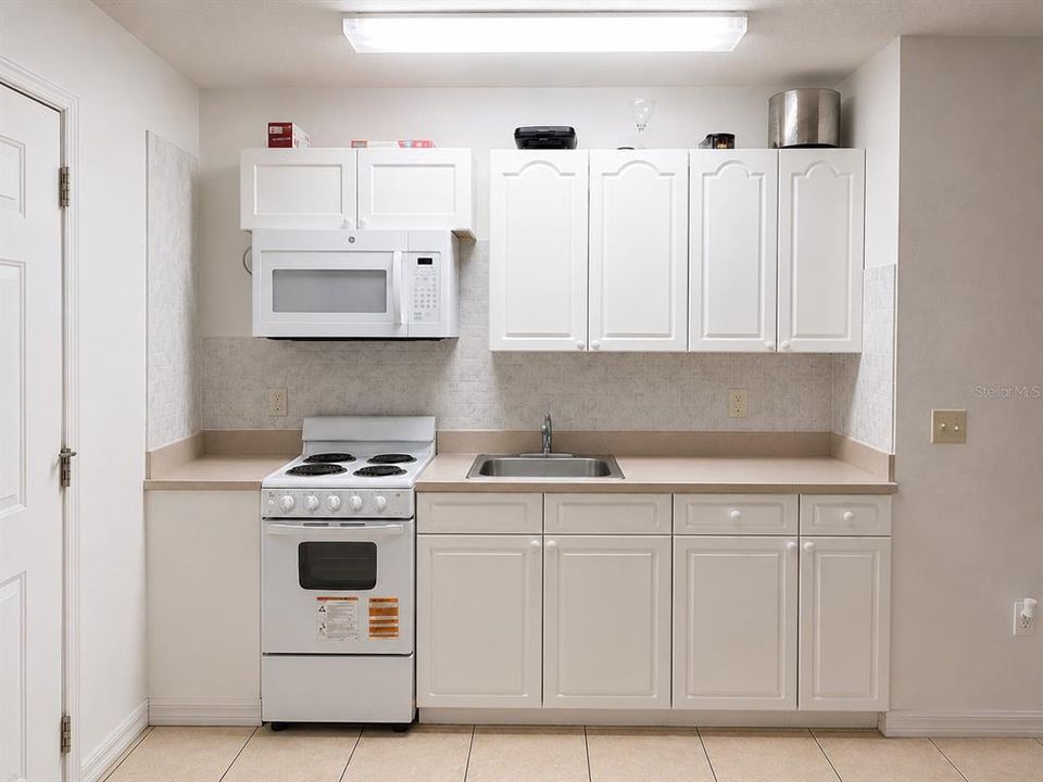 For Sale: $305,000 (3 beds, 3 baths, 1811 Square Feet)