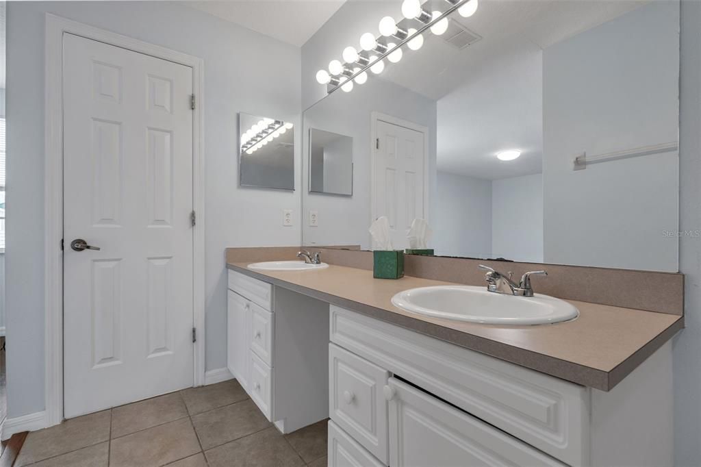 For Sale: $305,000 (3 beds, 3 baths, 1811 Square Feet)