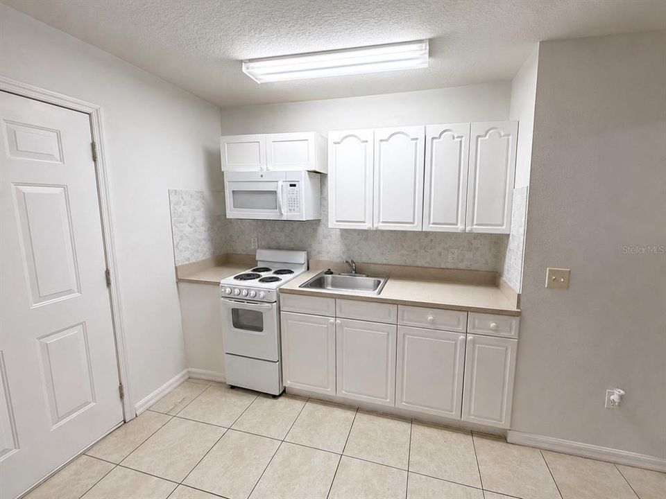 For Sale: $305,000 (3 beds, 3 baths, 1811 Square Feet)