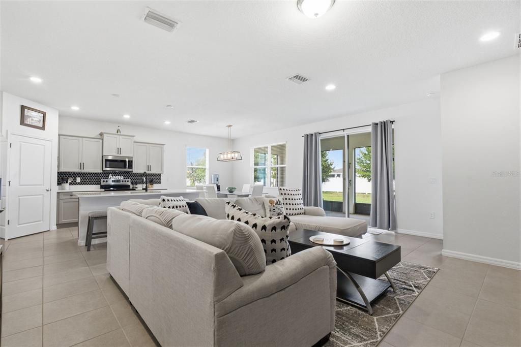 For Sale: $365,000 (3 beds, 2 baths, 1649 Square Feet)