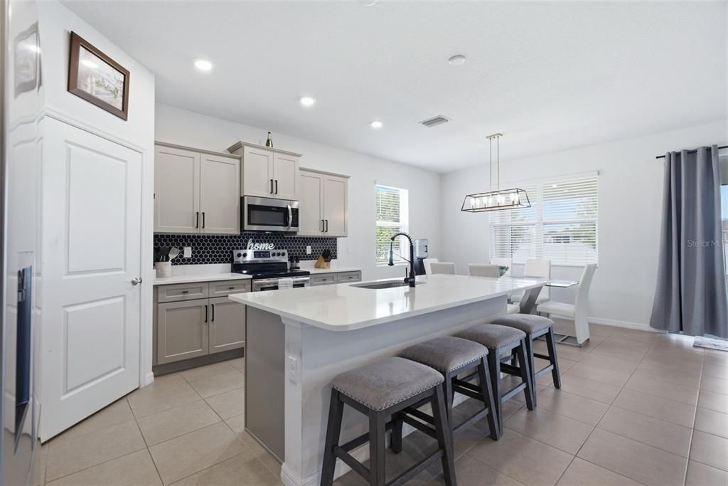 For Sale: $365,000 (3 beds, 2 baths, 1649 Square Feet)