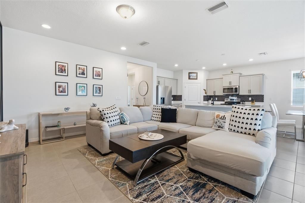 For Sale: $365,000 (3 beds, 2 baths, 1649 Square Feet)