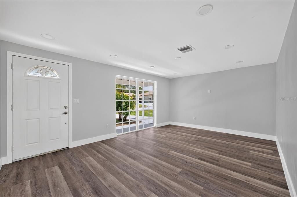 For Sale: $339,000 (2 beds, 2 baths, 931 Square Feet)