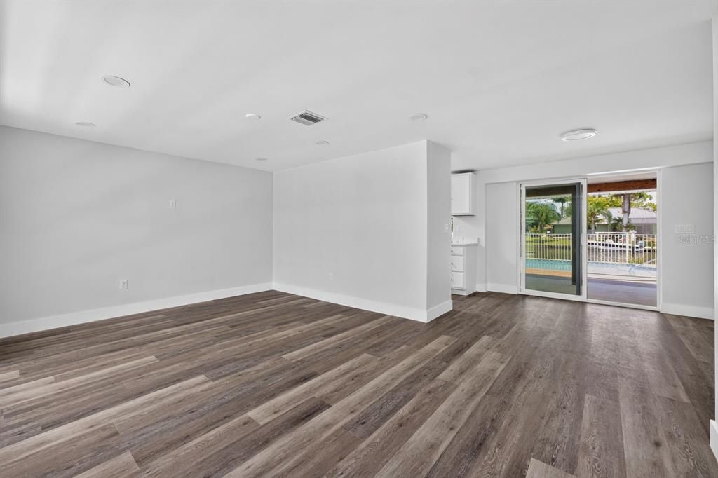 For Sale: $339,000 (2 beds, 2 baths, 931 Square Feet)