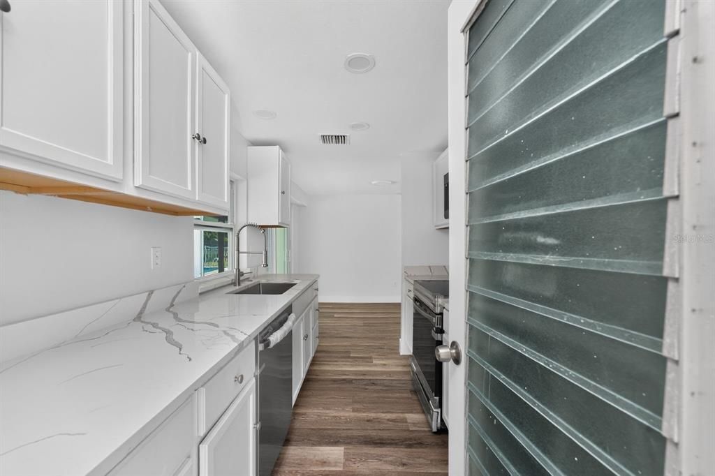 For Sale: $339,000 (2 beds, 2 baths, 931 Square Feet)