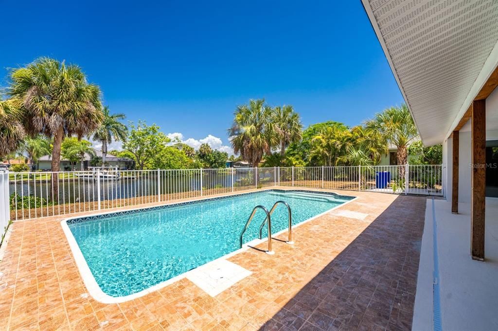 For Sale: $339,000 (2 beds, 2 baths, 931 Square Feet)
