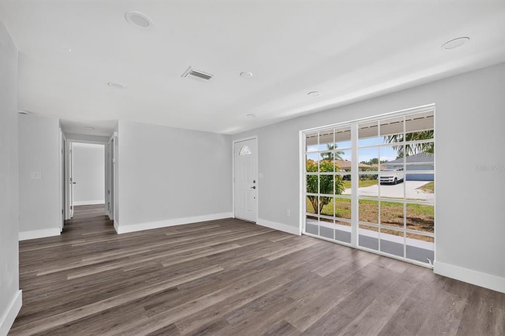For Sale: $339,000 (2 beds, 2 baths, 931 Square Feet)