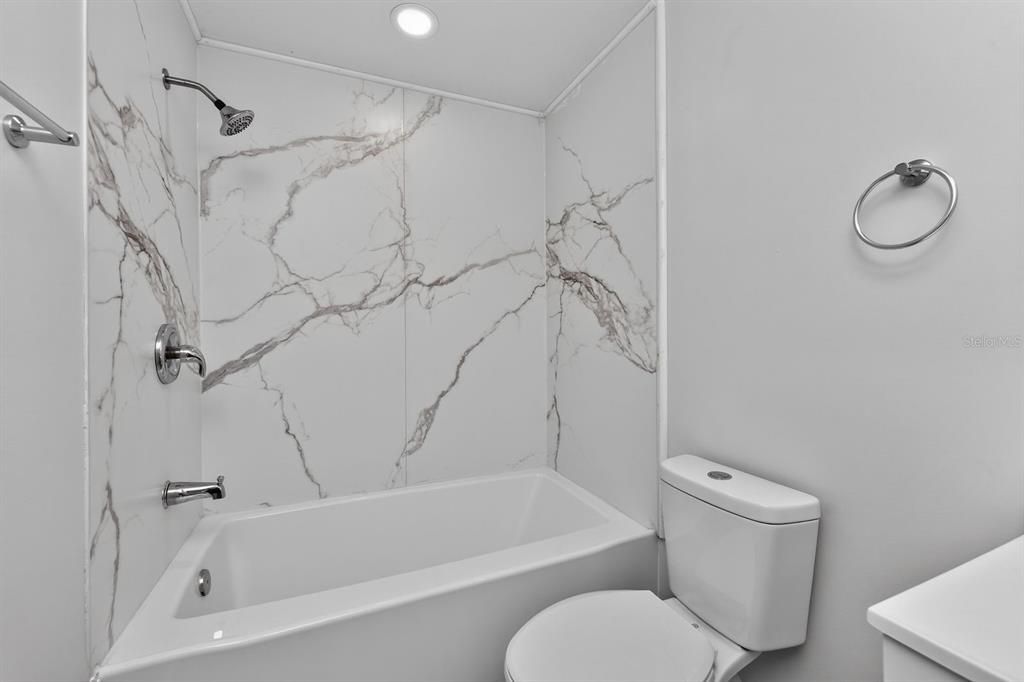 For Sale: $339,000 (2 beds, 2 baths, 931 Square Feet)