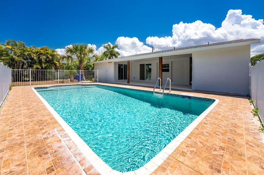 For Sale: $339,000 (2 beds, 2 baths, 931 Square Feet)