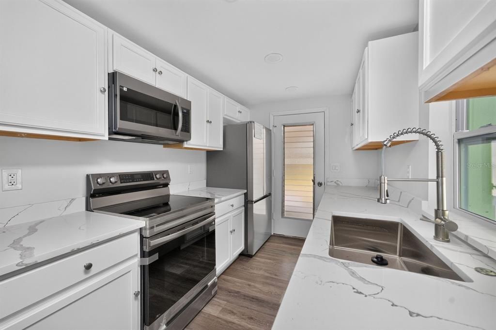 For Sale: $339,000 (2 beds, 2 baths, 931 Square Feet)
