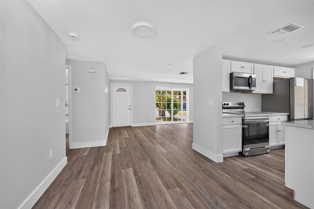 For Sale: $339,000 (2 beds, 2 baths, 931 Square Feet)