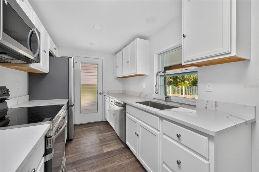 For Sale: $339,000 (2 beds, 2 baths, 931 Square Feet)