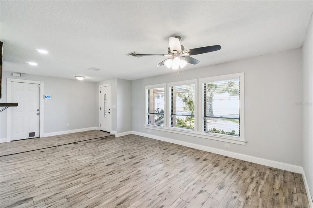 Active With Contract: $460,000 (3 beds, 2 baths, 1689 Square Feet)