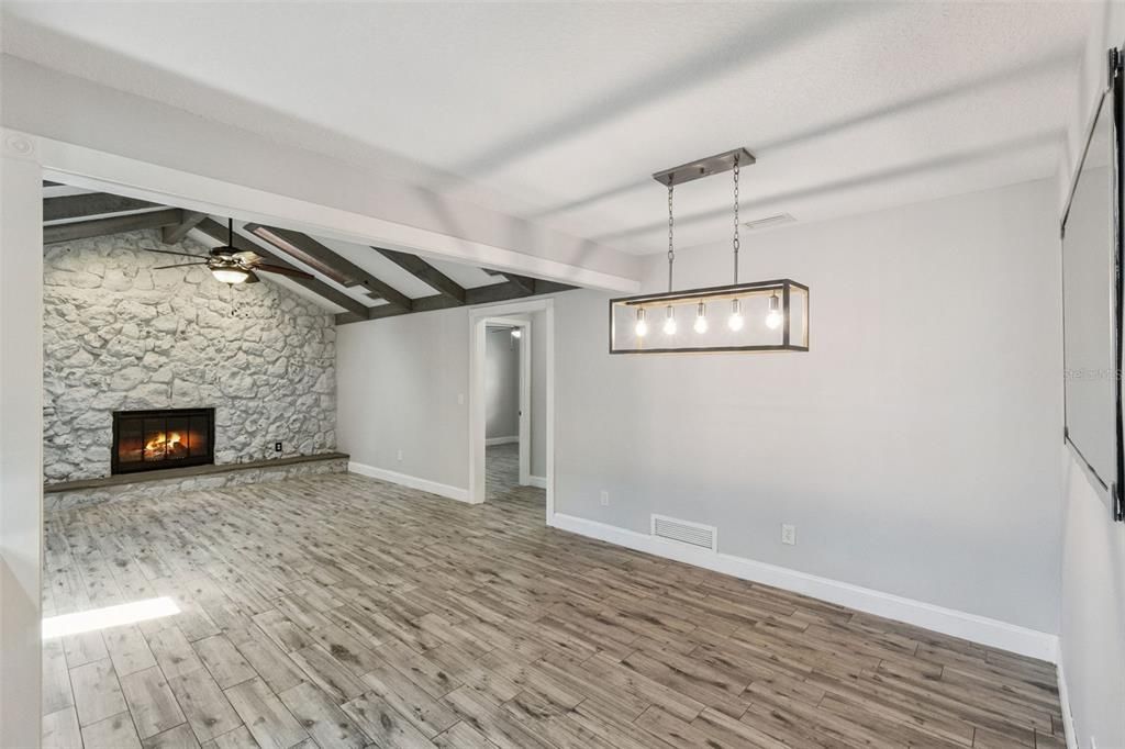 Active With Contract: $460,000 (3 beds, 2 baths, 1689 Square Feet)