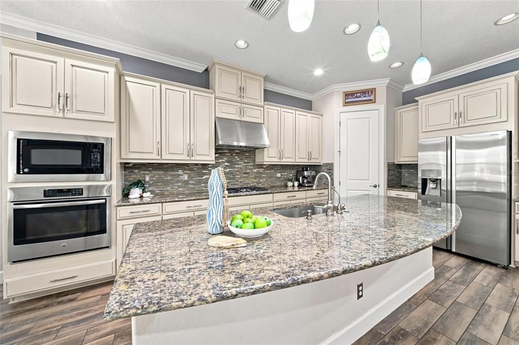 For Sale: $950,000 (3 beds, 3 baths, 2738 Square Feet)