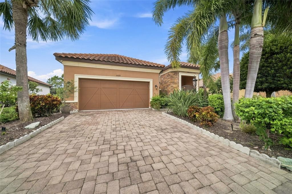 For Sale: $950,000 (3 beds, 3 baths, 2738 Square Feet)