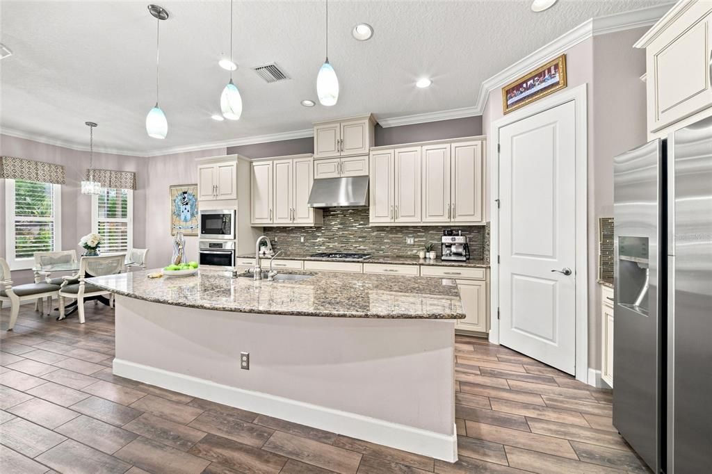 For Sale: $950,000 (3 beds, 3 baths, 2738 Square Feet)