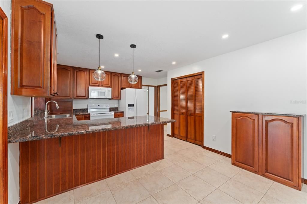 En Renta: $4,650 (4 camas, 3 baños, 2540 Pies cuadrados)