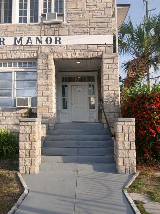 Active With Contract: $1,450 (1 beds, 2 baths, 500 Square Feet)