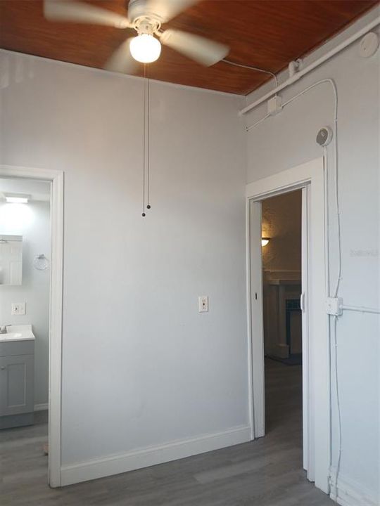 Active With Contract: $1,450 (1 beds, 2 baths, 500 Square Feet)