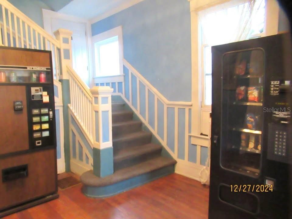 Active With Contract: $1,450 (1 beds, 2 baths, 500 Square Feet)