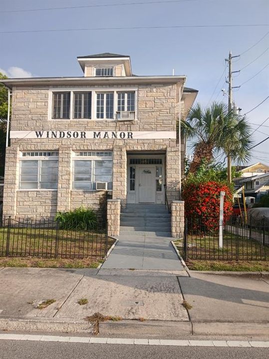 Active With Contract: $1,450 (1 beds, 2 baths, 500 Square Feet)