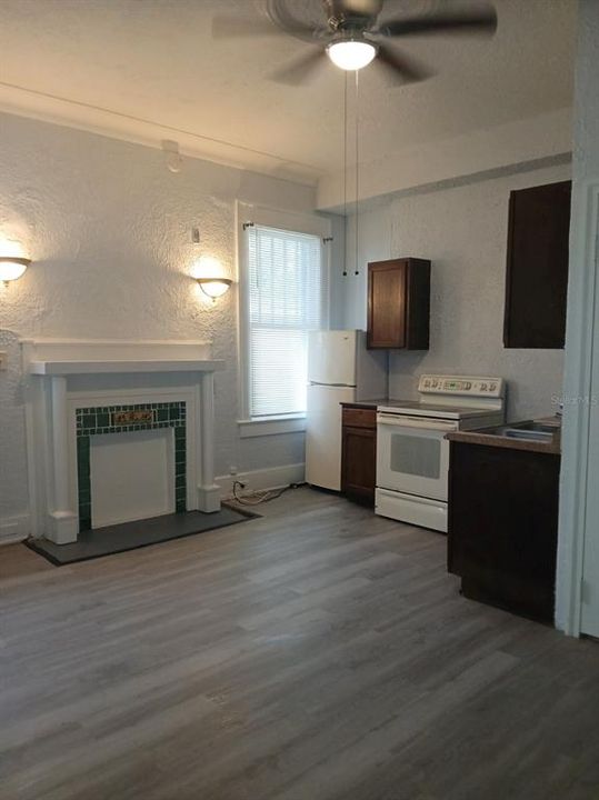 Active With Contract: $1,450 (1 beds, 2 baths, 500 Square Feet)