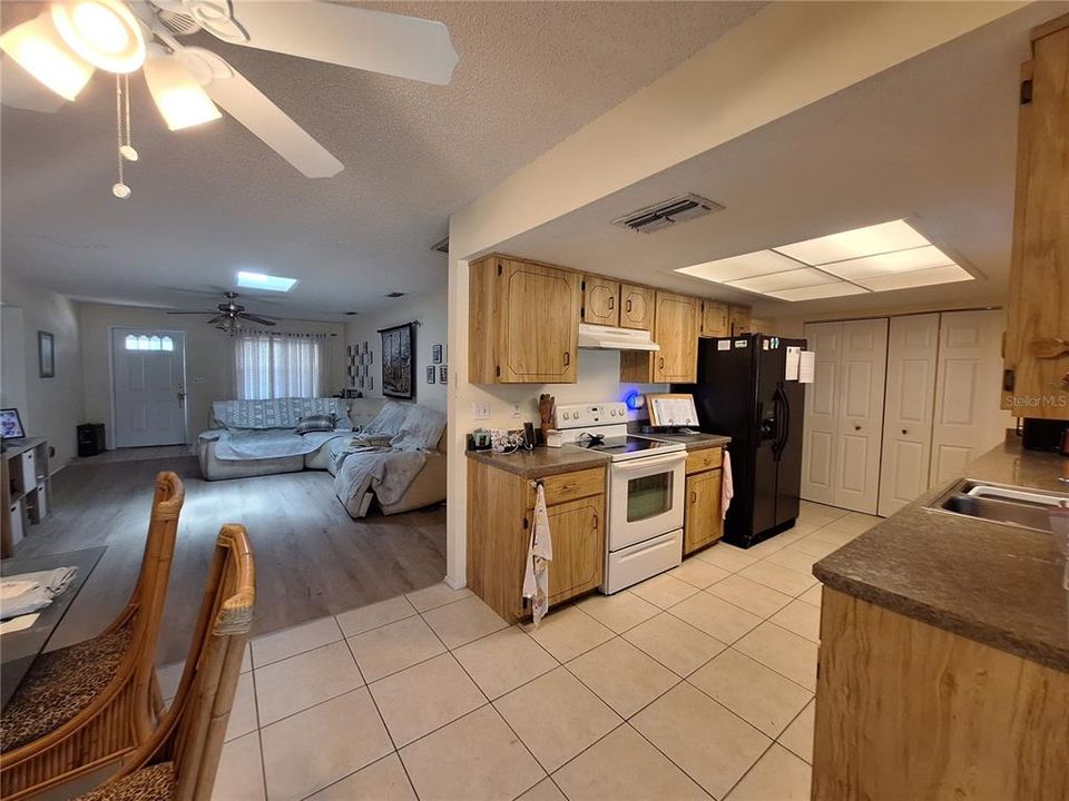 For Sale: $195,000 (2 beds, 2 baths, 1121 Square Feet)