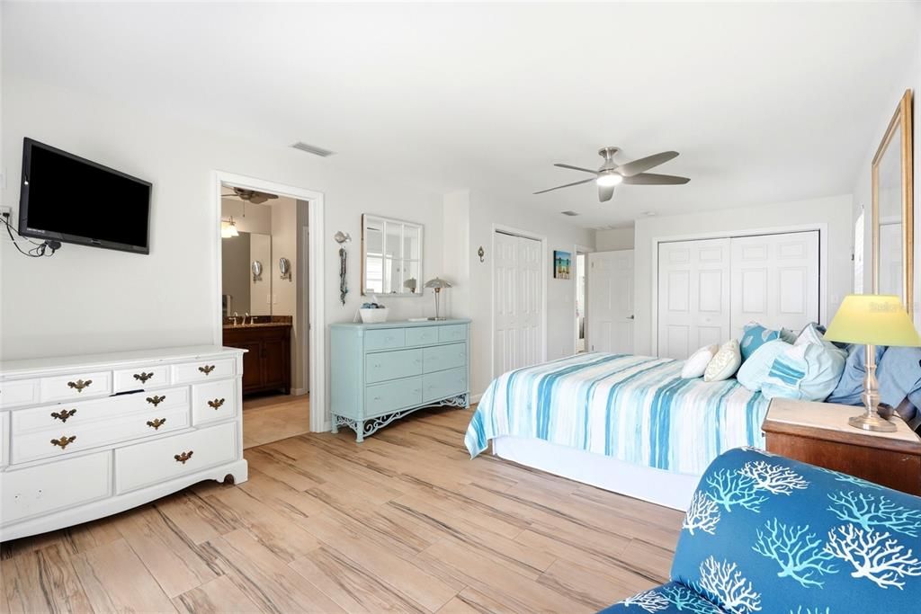 For Sale: $539,900 (2 beds, 2 baths, 1347 Square Feet)