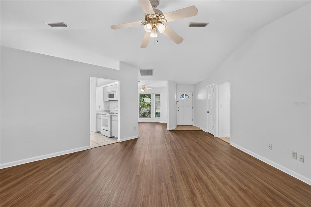 En Venta: $289,900 (3 camas, 2 baños, 1318 Pies cuadrados)