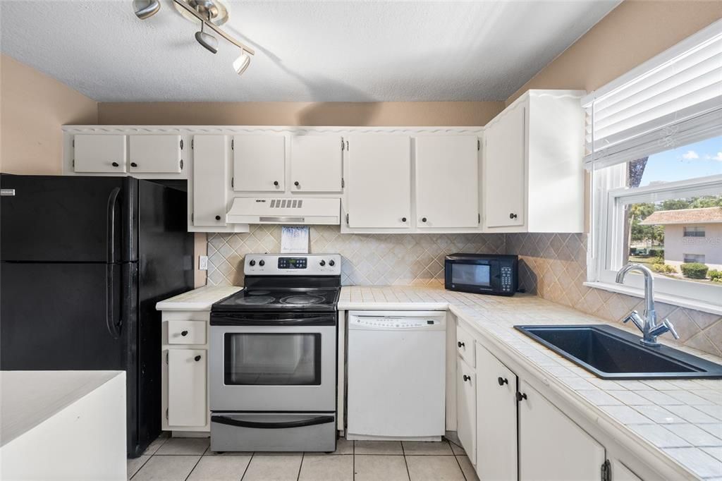 For Sale: $125,000 (2 beds, 1 baths, 925 Square Feet)