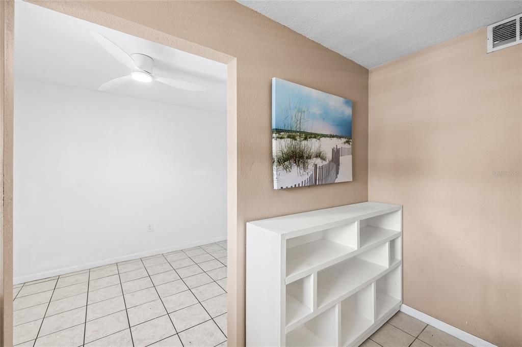 For Sale: $125,000 (2 beds, 1 baths, 925 Square Feet)