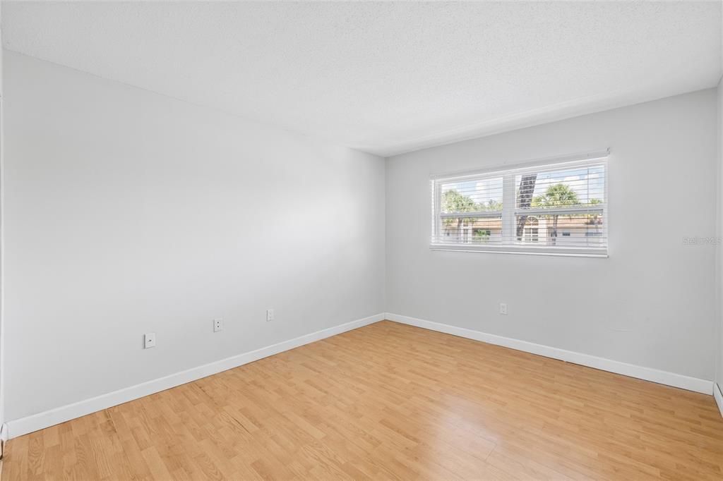 For Sale: $125,000 (2 beds, 1 baths, 925 Square Feet)