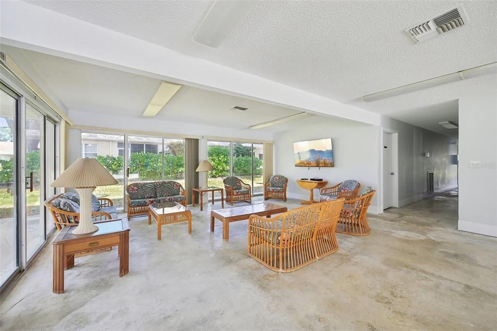 For Sale: $125,000 (2 beds, 1 baths, 925 Square Feet)