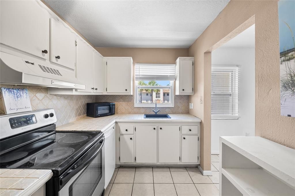 For Sale: $125,000 (2 beds, 1 baths, 925 Square Feet)