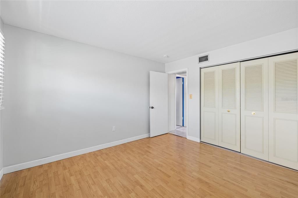 For Sale: $125,000 (2 beds, 1 baths, 925 Square Feet)