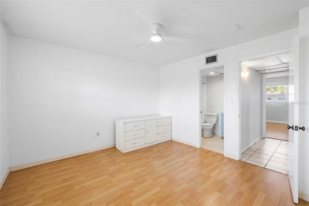 For Sale: $125,000 (2 beds, 1 baths, 925 Square Feet)